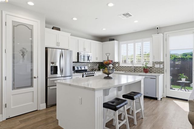 72 Greystone Pl, Pittsburg, CA 94565