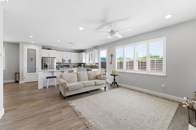 72 Greystone Pl, Pittsburg, CA 94565