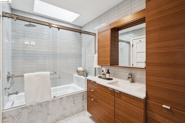 5325 Miles Ave, Oakland, CA 94618