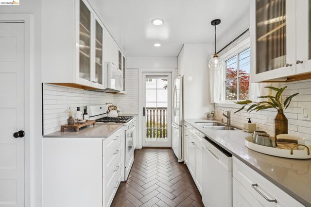 5325 Miles Ave, Oakland, CA 94618