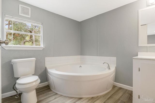 5658 Government Dr, Gulf Breeze, FL 32563