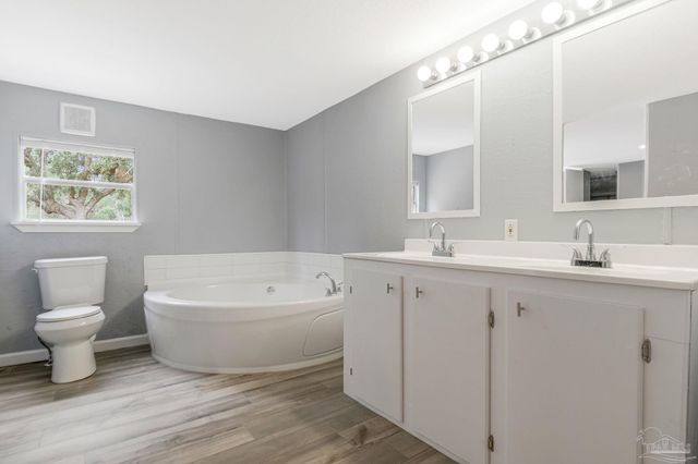 5658 Government Dr, Gulf Breeze, FL 32563