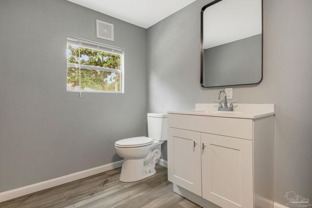 5658 Government Dr, Gulf Breeze, FL 32563