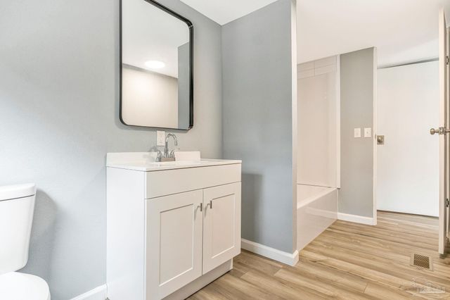 5658 Government Dr, Gulf Breeze, FL 32563