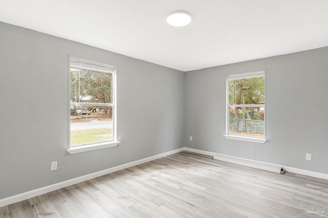 5658 Government Dr, Gulf Breeze, FL 32563