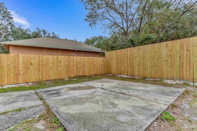 5658 Government Dr, Gulf Breeze, FL 32563