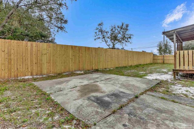 5658 Government Dr, Gulf Breeze, FL 32563