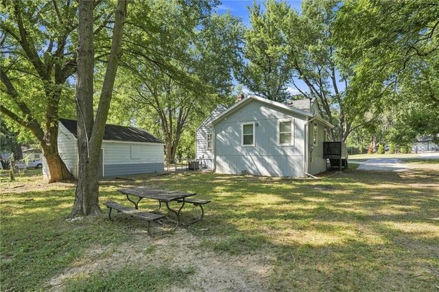 6315 E Red Bridge Road, Kansas City, MO 64134