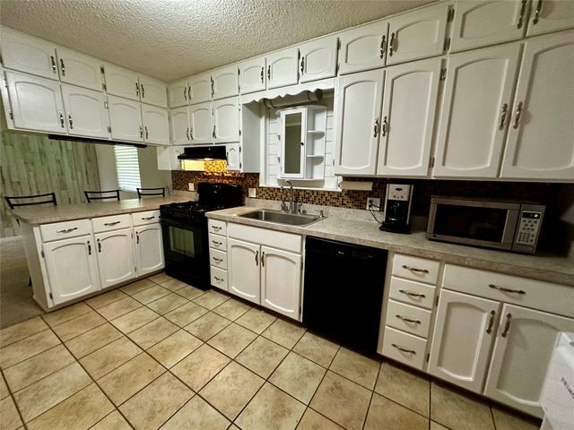 1209 Park Street N, Seymour, TX 76380