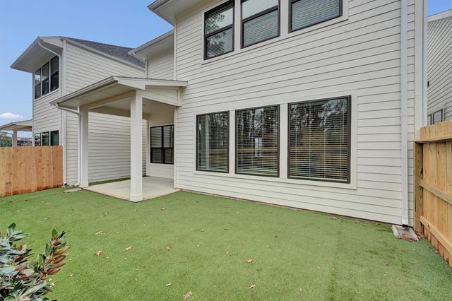 348 Summer Place Drive, Montgomery, TX 77356