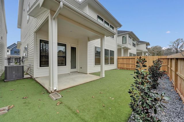 348 Summer Place Drive, Montgomery, TX 77356