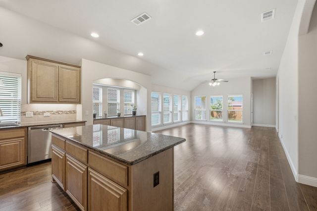 515 Lakeview Drive, Alvarado, TX 76009