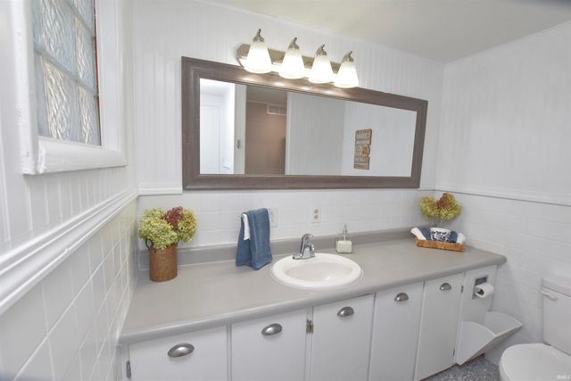 11921 W Breezy Point Drive, Monticello, IN 47960