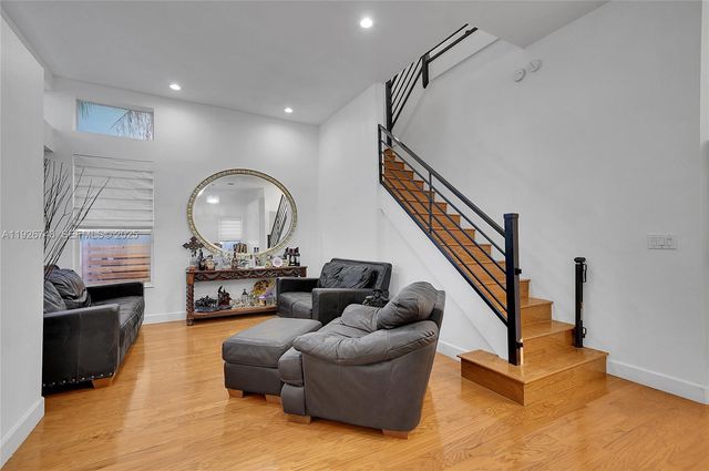 1135 Satinleaf St, Hollywood, FL 33019