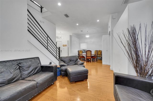 1135 Satinleaf St, Hollywood, FL 33019