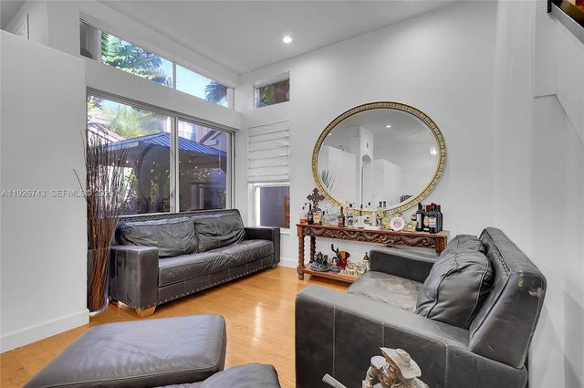 1135 Satinleaf St, Hollywood, FL 33019