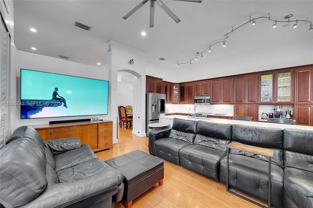 1135 Satinleaf St, Hollywood, FL 33019