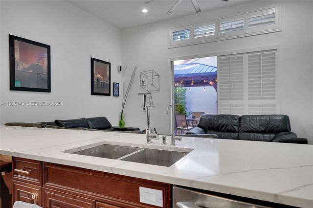 1135 Satinleaf St, Hollywood, FL 33019