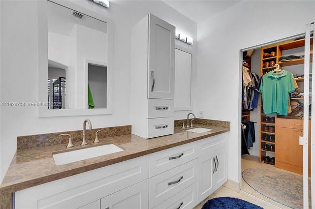 1135 Satinleaf St, Hollywood, FL 33019