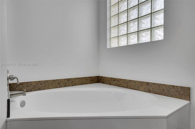 1135 Satinleaf St, Hollywood, FL 33019