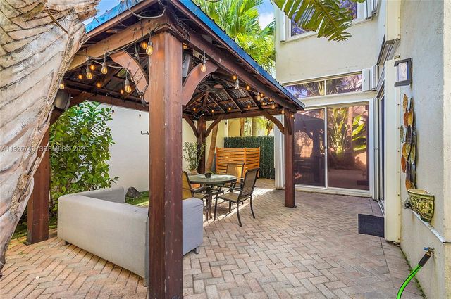 1135 Satinleaf St, Hollywood, FL 33019