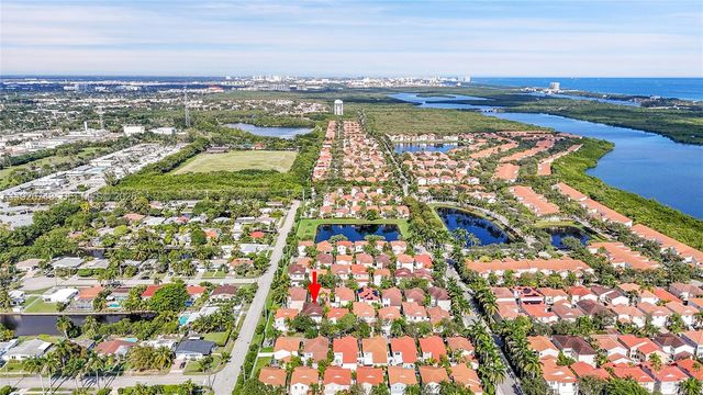 1135 Satinleaf St, Hollywood, FL 33019