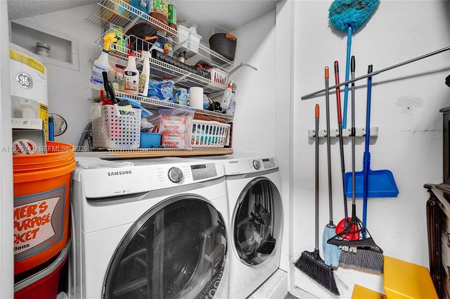 1135 Satinleaf St, Hollywood, FL 33019