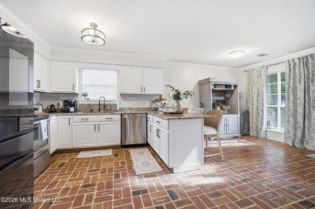 917 Handsboro Place, Gulfport, MS 39507