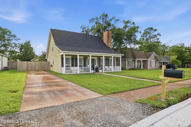 917 Handsboro Place, Gulfport, MS 39507