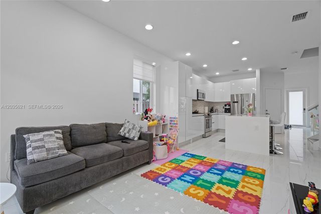 10294 NW 71st Ter, Doral, FL 33178