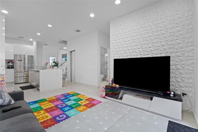 10294 NW 71st Ter, Doral, FL 33178