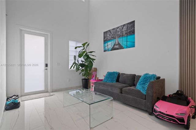 10294 NW 71st Ter, Doral, FL 33178