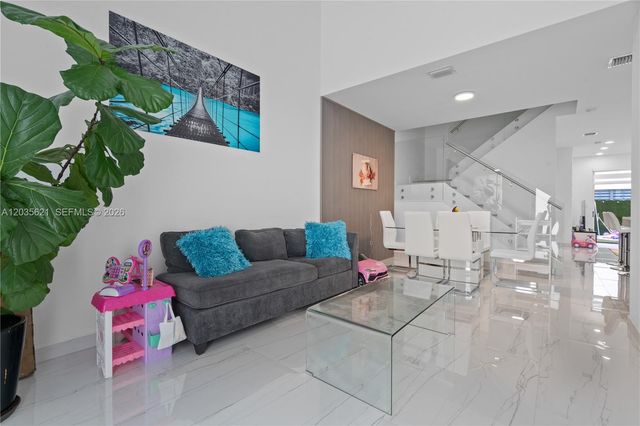 10294 NW 71st Ter, Doral, FL 33178