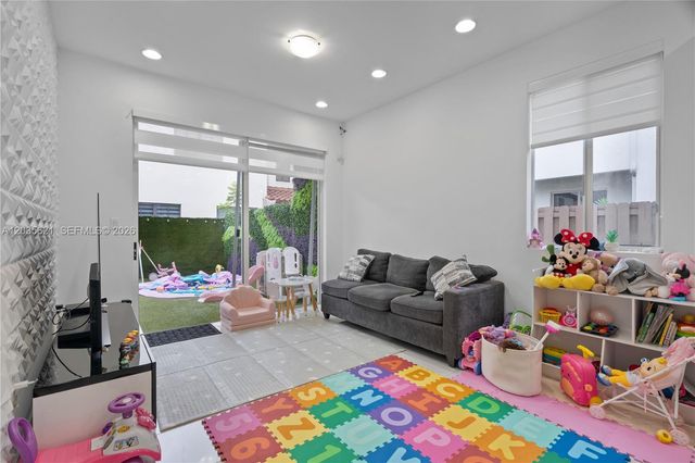 10294 NW 71st Ter, Doral, FL 33178