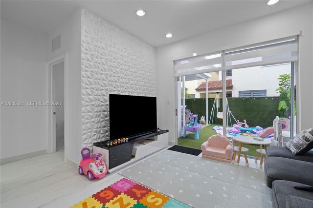 10294 NW 71st Ter, Doral, FL 33178