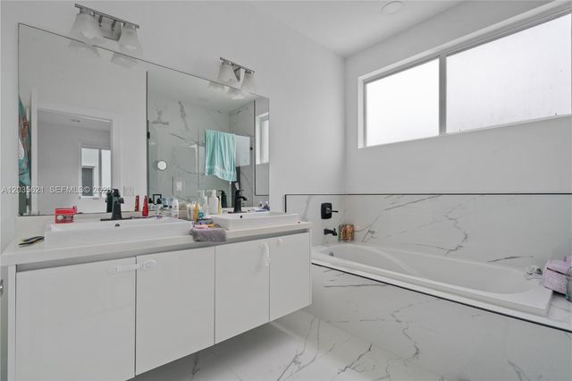 10294 NW 71st Ter, Doral, FL 33178