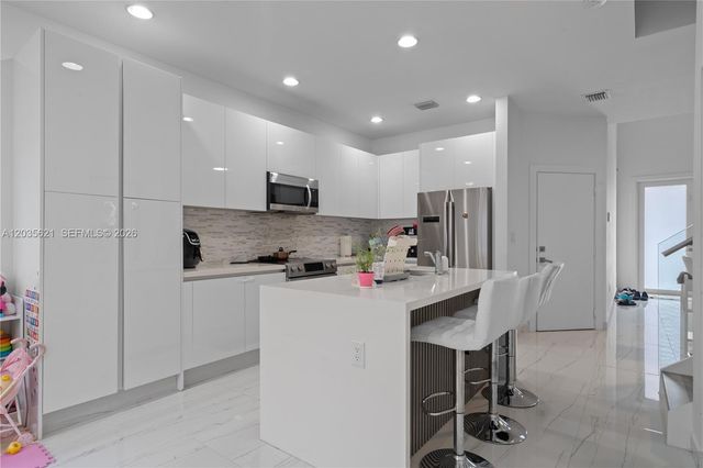 10294 NW 71st Ter, Doral, FL 33178