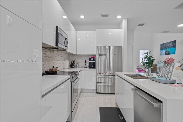 10294 NW 71st Ter, Doral, FL 33178