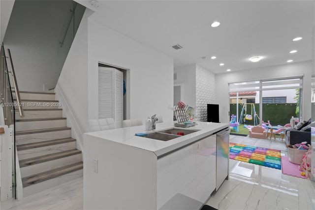 10294 NW 71st Ter, Doral, FL 33178