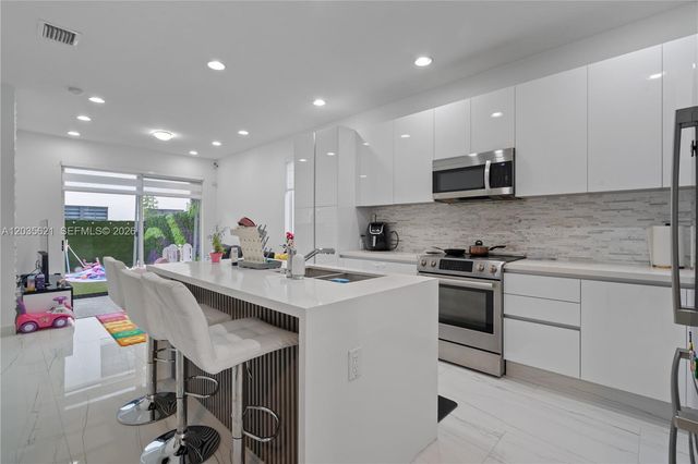 10294 NW 71st Ter, Doral, FL 33178