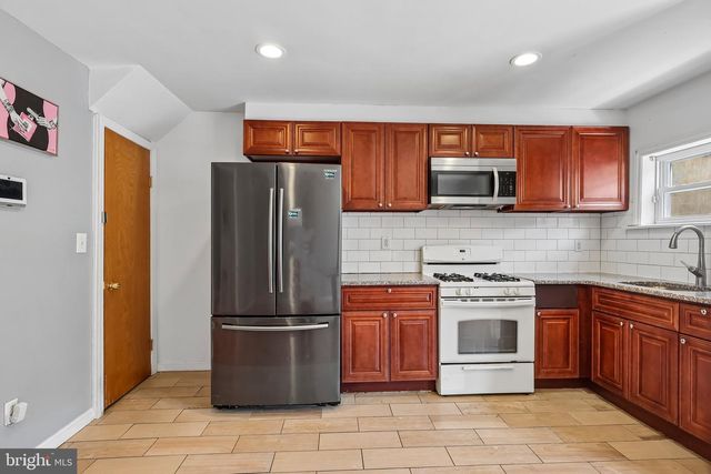 7046 CLOVER LN, Upper Darby, PA 19082