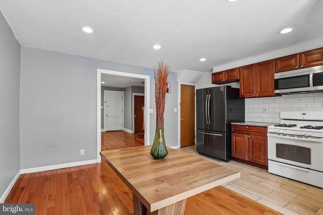 7046 CLOVER LN, Upper Darby, PA 19082