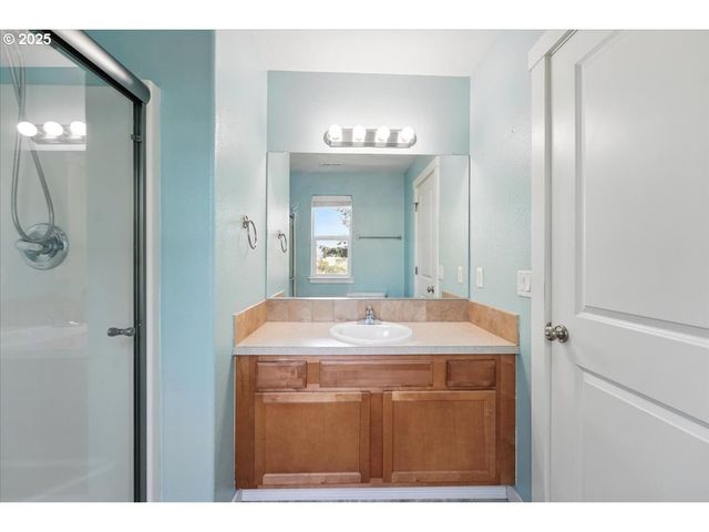 2799 Se PALMER Ct, Hillsboro, OR 97123