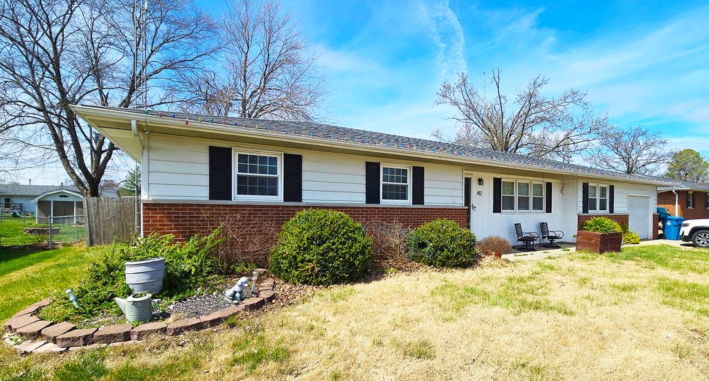 Image 1 of property listing at 412 Sunset Drive, Centralia, IL 62801