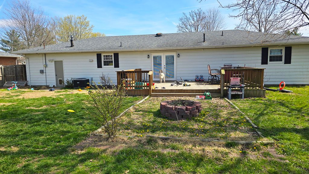 Image 2 of property listing at 412 Sunset Drive, Centralia, IL 62801