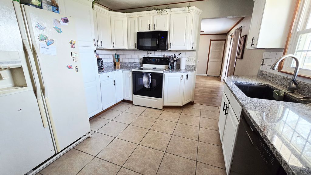 Image 11 of property listing at 412 Sunset Drive, Centralia, IL 62801