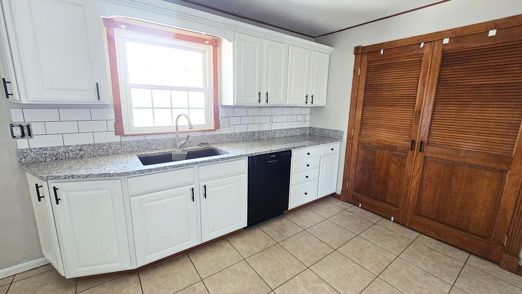 Image 12 of property listing at 412 Sunset Drive, Centralia, IL 62801