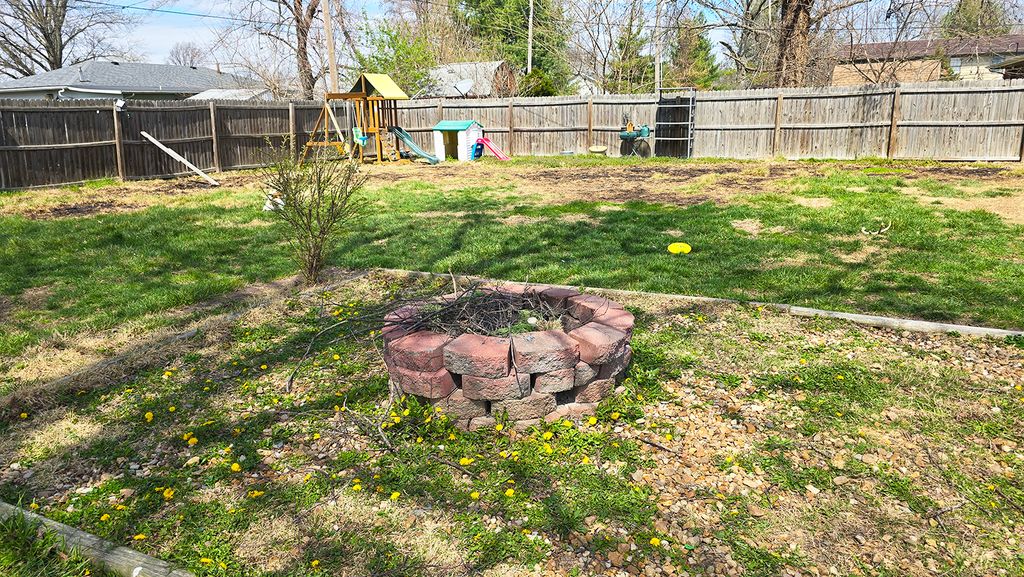 Image 4 of property listing at 412 Sunset Drive, Centralia, IL 62801