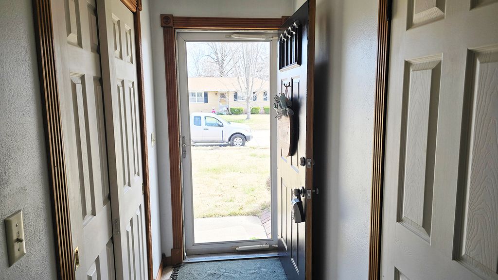 Image 5 of property listing at 412 Sunset Drive, Centralia, IL 62801