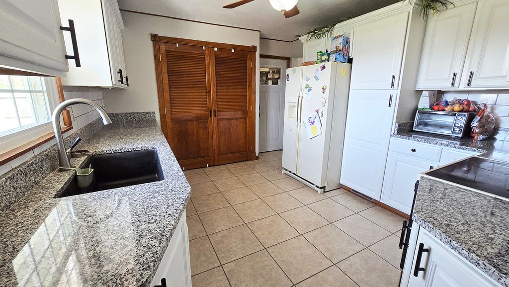 Image 10 of property listing at 412 Sunset Drive, Centralia, IL 62801